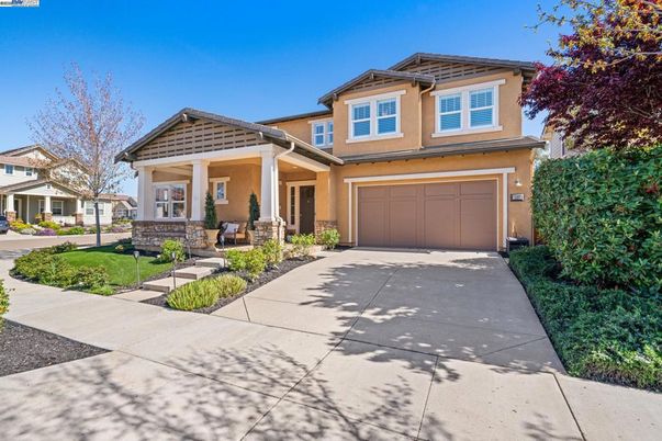 Attached, Exterior, Facade, American Craftsman