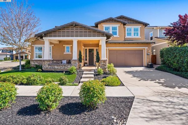 Attached, Exterior, Facade, American Craftsman