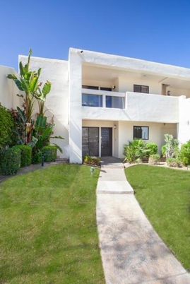 Backyard, Exterior, Facade, Modern