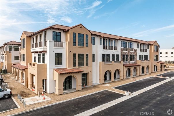 Exterior, Facade, Rowhouse