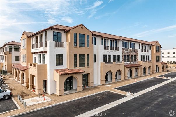 Exterior, Facade, Rowhouse