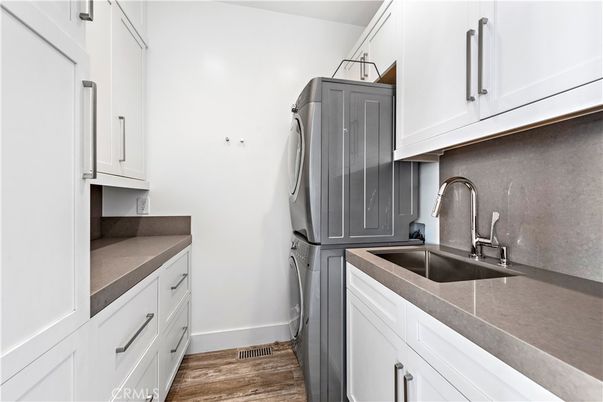 Interior, Washer, Wood Texture Flooring