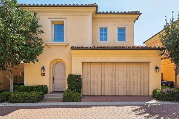 Attached, Exterior, Facade, Mediterranean