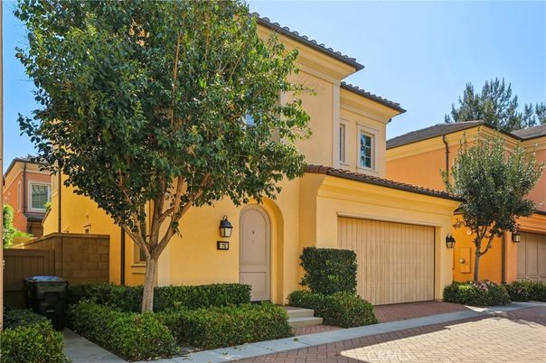 Attached, Exterior, Facade, Mediterranean