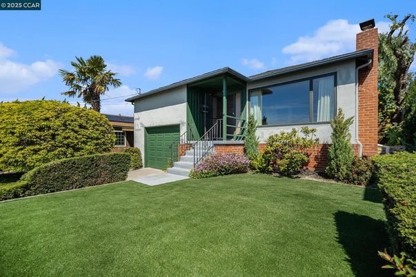 Attached, Backyard, Exterior, Facade, Modern