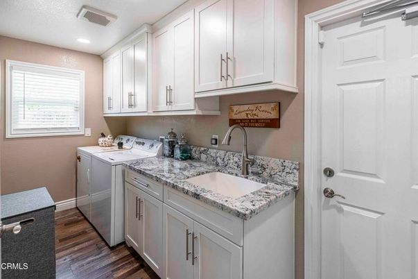 Interior, Recessed Lighting, Washer, Wood Texture Flooring