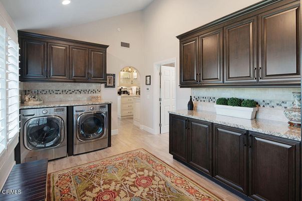 Interior, Recessed Lighting, Washer, Wood Texture Flooring