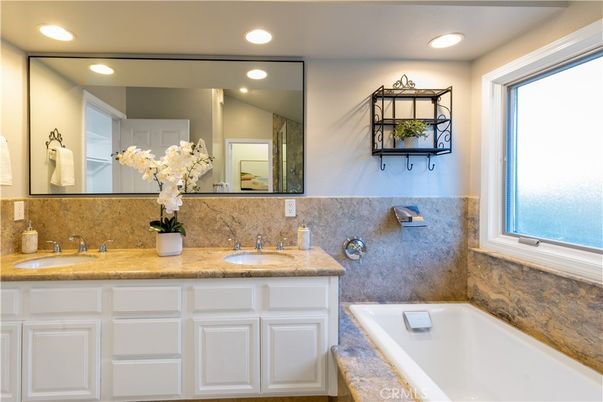 Bathroom, Dual Sink Vanities, Interior, Recessed Lighting