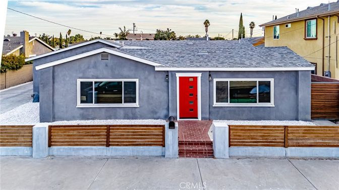 Exterior, Facade, Raised Ranch
