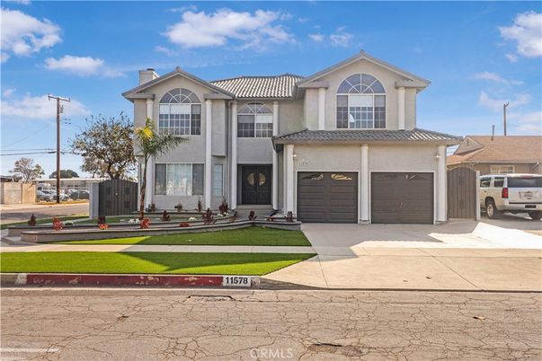 Attached, Exterior, Facade, Mediterranean