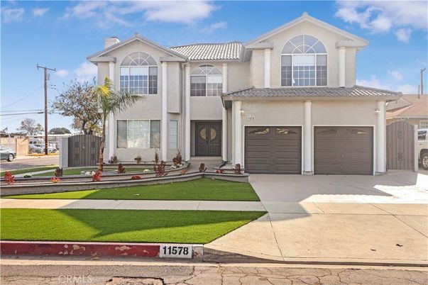 Attached, Exterior, Facade, Mediterranean