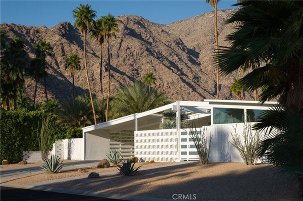 Exterior, Facade, Modern