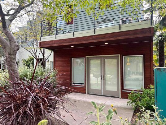 Exterior, Facade, Modern