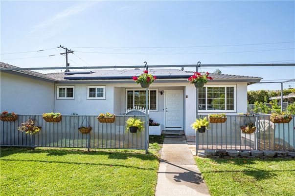 Exterior, Facade, Ranch