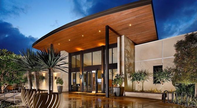 Exterior, Facade, Modern