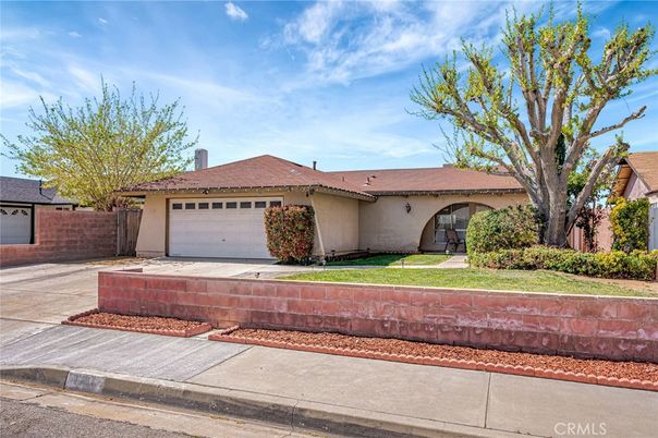 Attached, Exterior, Facade, Ranch