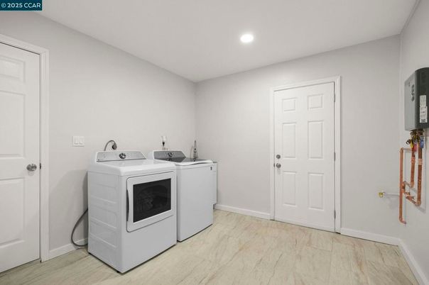 Interior, Recessed Lighting, Washer, Wood Texture Flooring