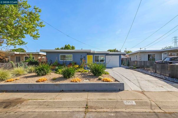 Exterior, Facade, Ranch