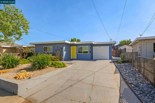 Attached, Exterior, Facade, Ranch