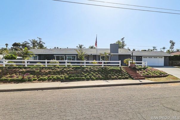 Attached, Exterior, Facade, Ranch