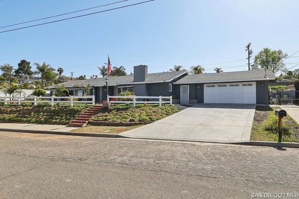 Attached, Exterior, Facade, Ranch