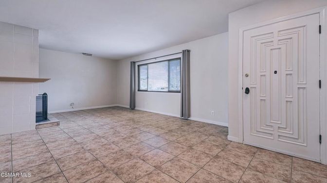 Empty room, Interior