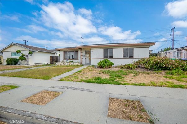 Attached, Exterior, Facade, Ranch