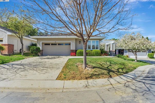 Attached, Exterior, Facade, Ranch