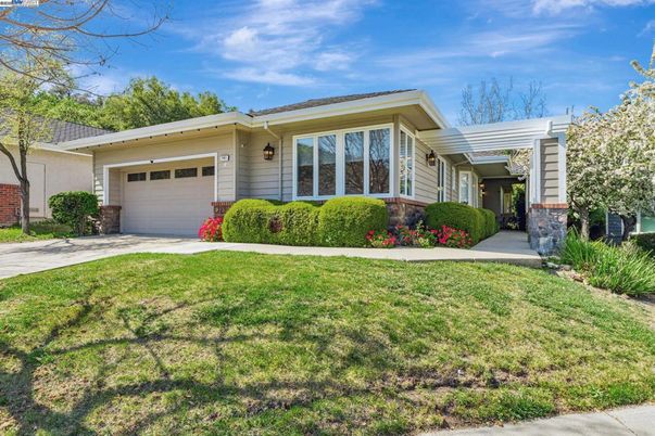Attached, Exterior, Facade, Ranch
