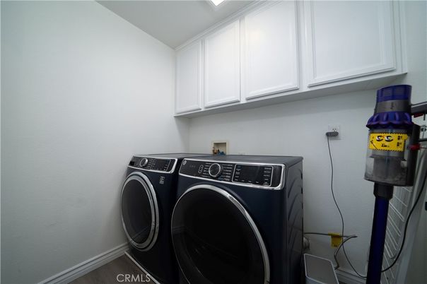 Interior, Washer, Wood Texture Flooring