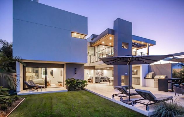 Backyard, Exterior, Facade, Modern