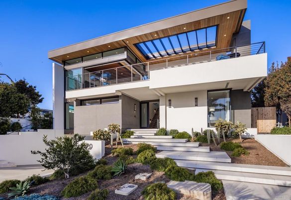 Exterior, Facade, Modern