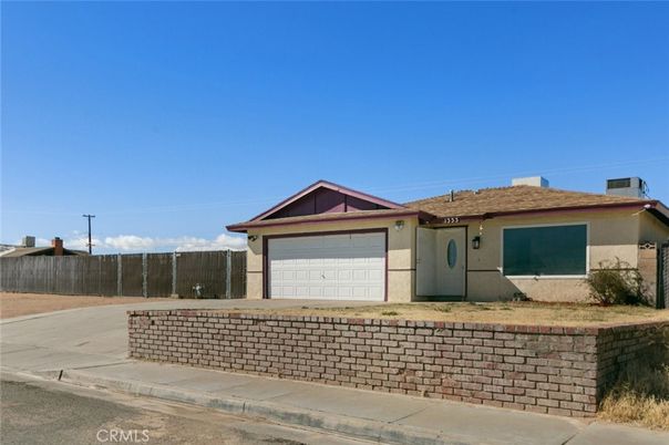 Attached, Exterior, Facade, Ranch