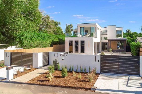 Attached, Backyard, Exterior, Facade, Modern