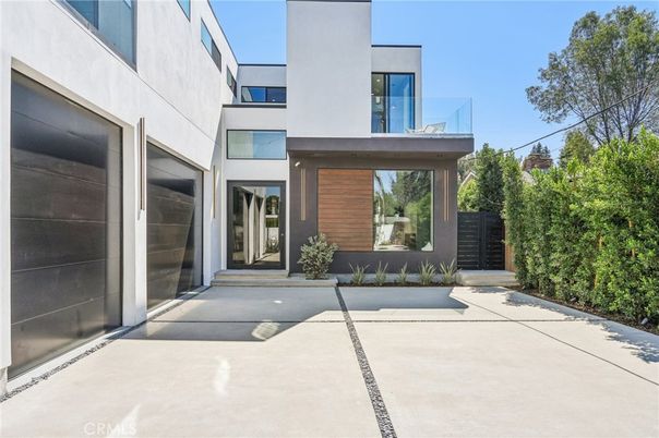 Exterior, Facade, Modern
