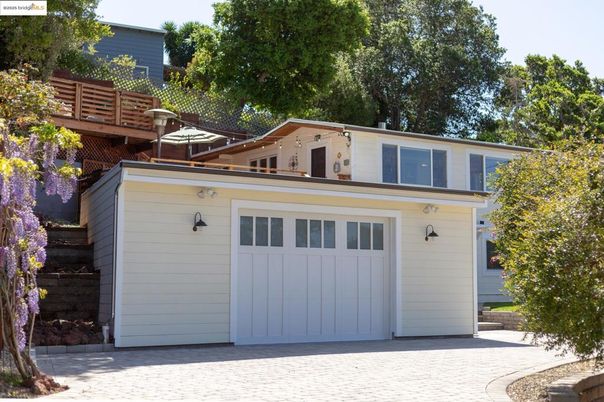 Attached, Exterior, Facade, Modern