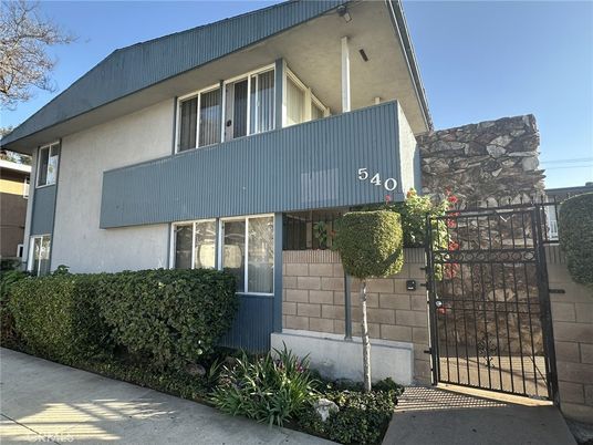 Exterior, Facade, Modern