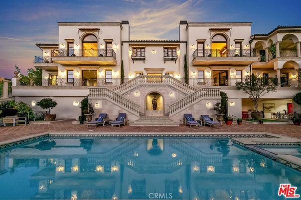 Exterior, Facade, Pool, Mediterranean