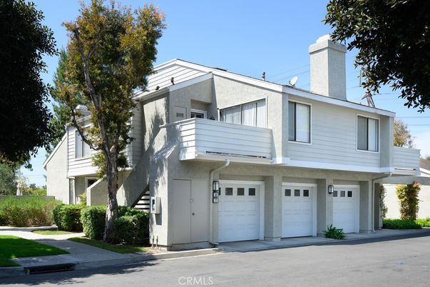 Attached, Exterior, Facade, Farmhouse