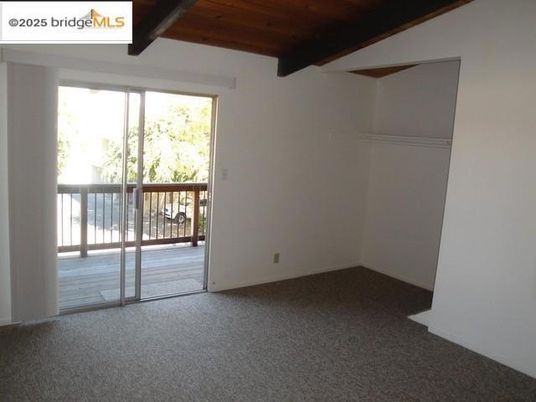 Empty room, Interior, Wooden Beams, Wooden Ceilings