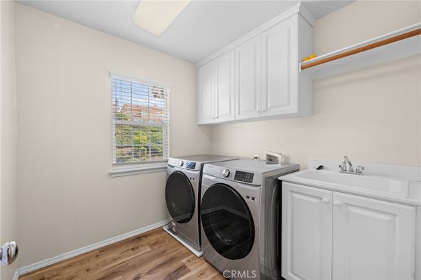 Interior, Washer, Wood Texture Flooring