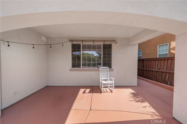 Empty room, Exterior