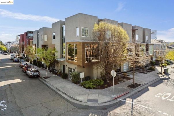 Exterior, Facade, Modern