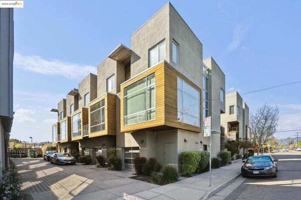 Exterior, Facade, Modern