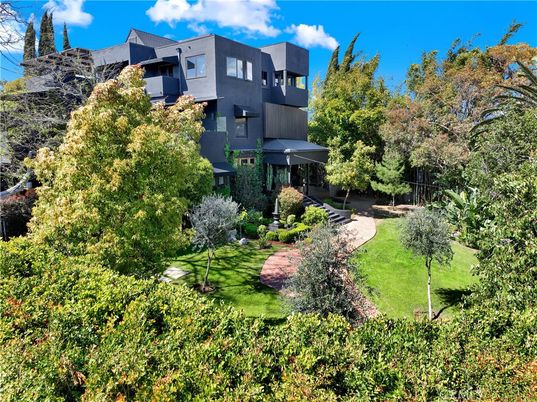 Backyard, Exterior, Facade, Modern