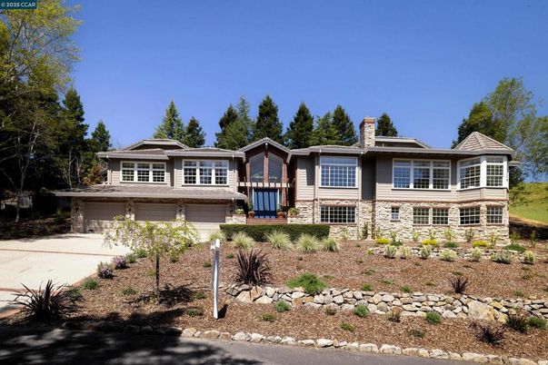 Attached, Backyard, Exterior, Facade, Queen Anne Victorian