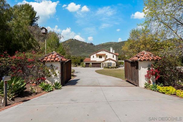 Backyard, Detached Garage, Exterior