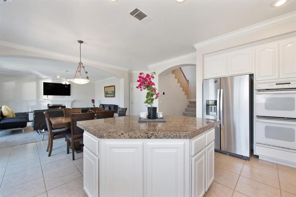 Dining room, Interior, Kitchen, Pendant Lights, Recessed Lighting, Stainless Steel Appliances