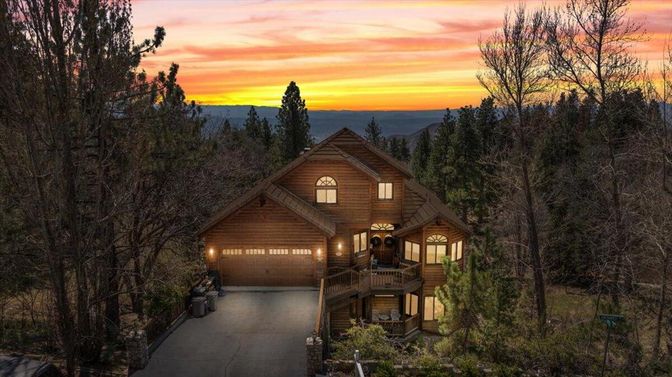Exterior, Facade, Log Home