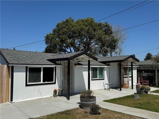 Exterior, Facade, Ranch